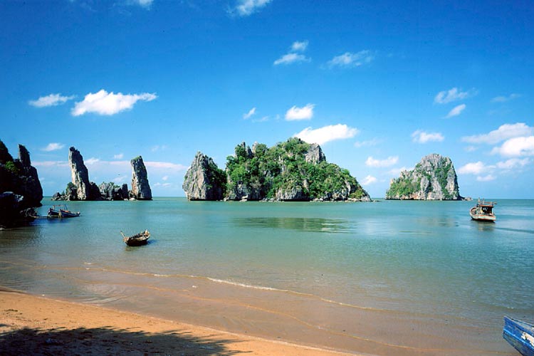 Plage de Mui Nai à Ha Tien est renommée pour ses iles calcaires