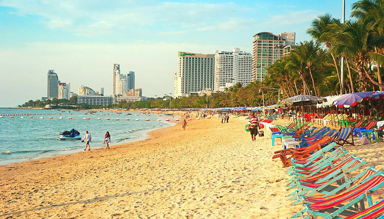 La plage animée de Pattaya