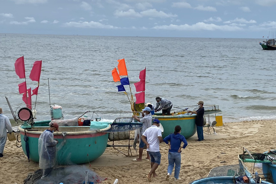 Participer aux activités de pêche traditionnelles sur la plage de Phuoc Hai est une expérience intéressante.