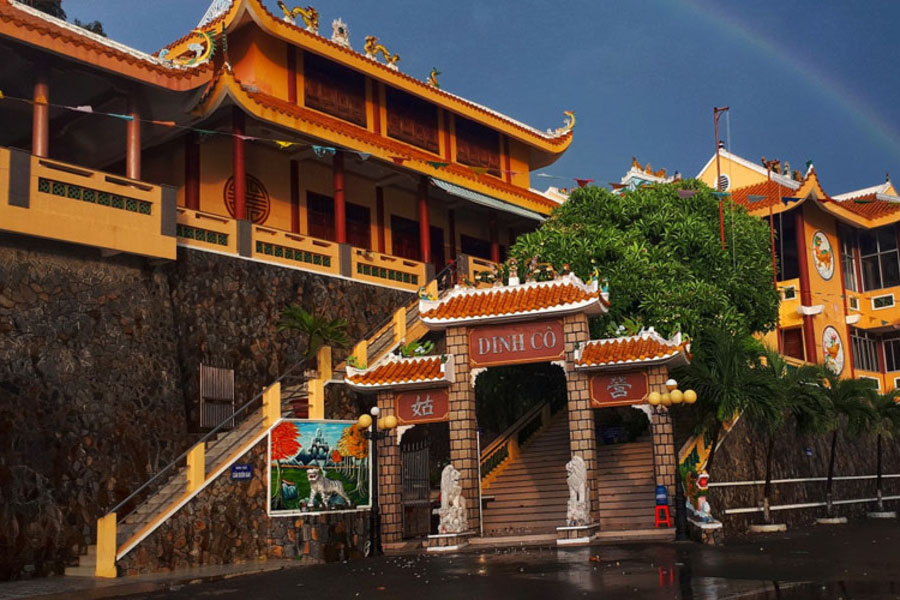 Lors de le voyage de la plage de Phuoc Hai, on ne peut pas visiter le temple Dinh Co.