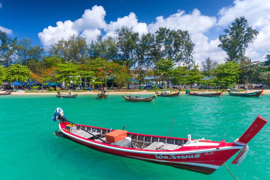 La vue paradisiaque de la plage de Rawai