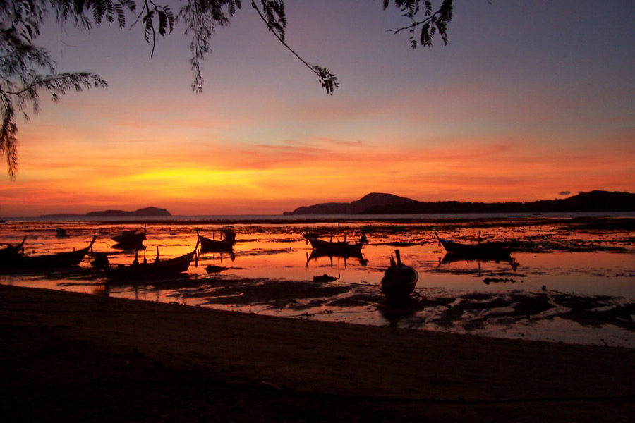 Le coucher de soleil majestueux sur la plage de Rawai