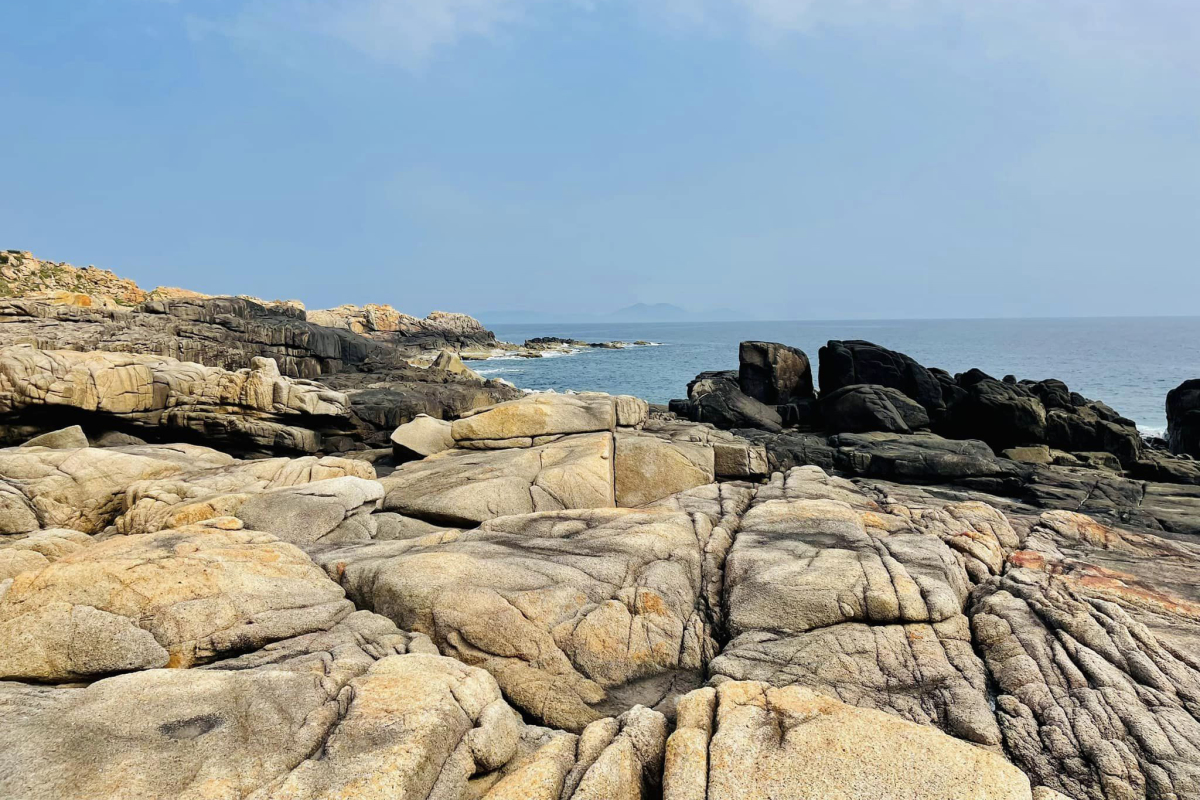 Plage de roche naturelle sur l'île