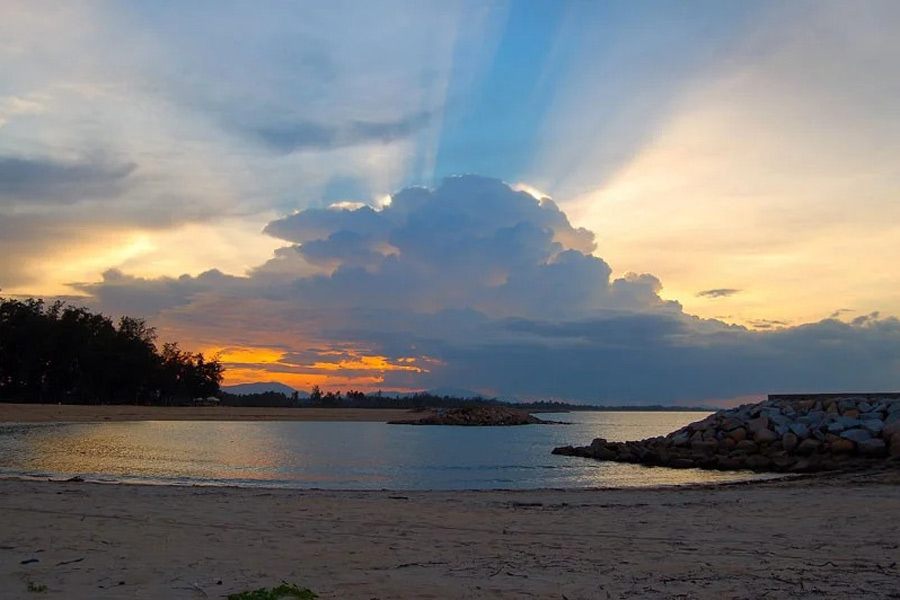 Coucher de soleil sur la plage de Narathat