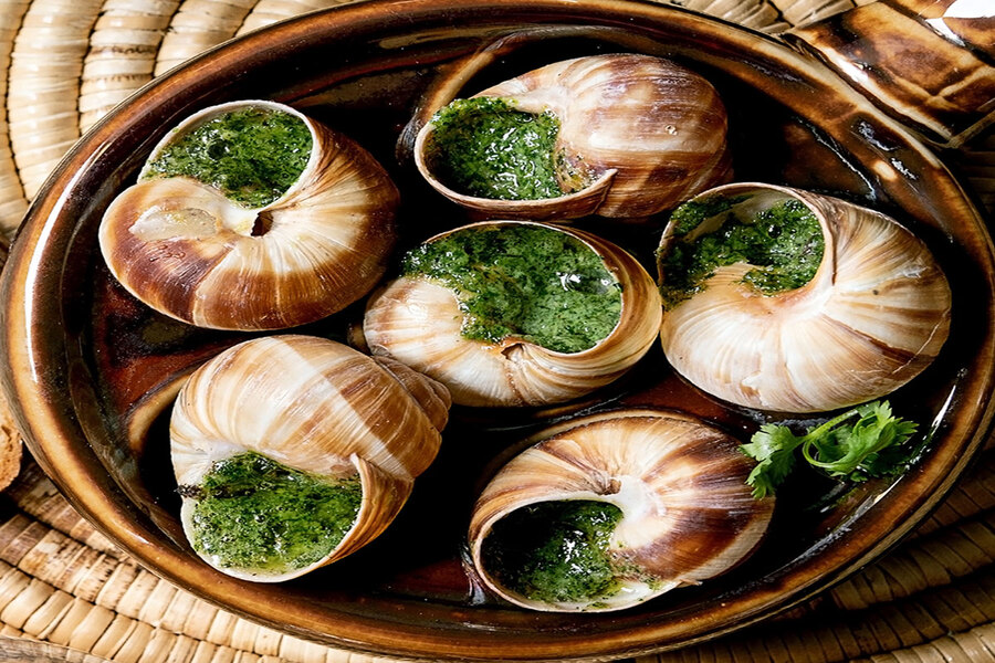 Escargots d'eau douce marinés s'imposent naturellement dans les plats bizarres au Cambodge