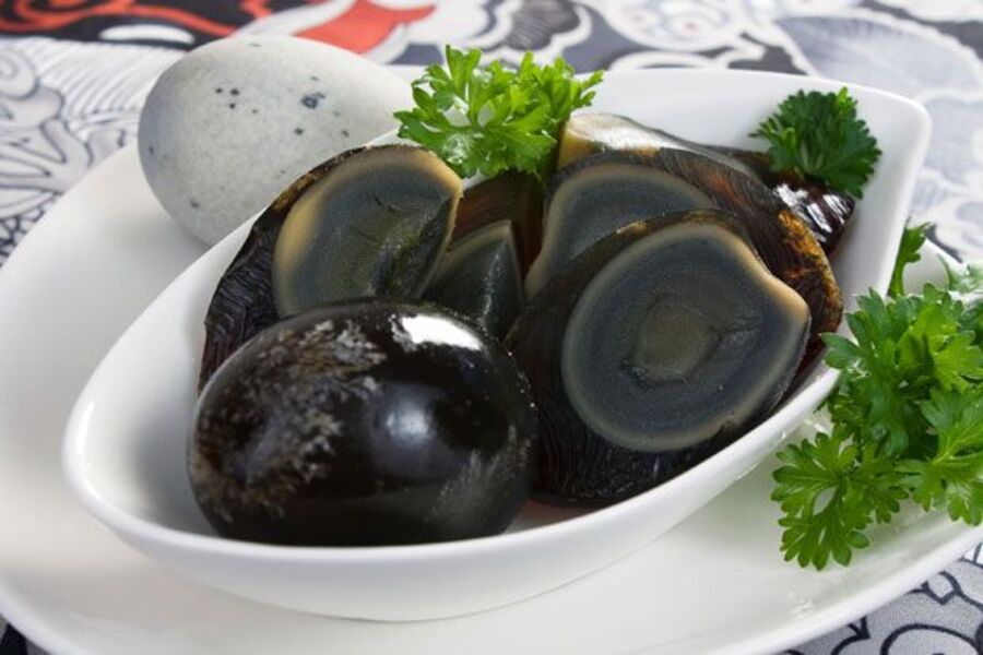 Œufs de mille ans figure logiquement dans la liste des plats bizarres au Cambodge