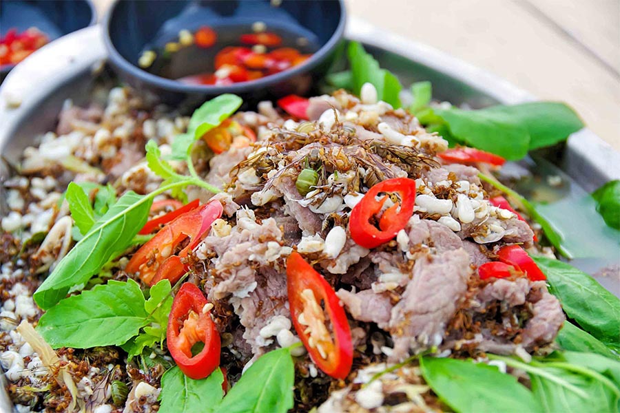 Fourmis rouges au bœuf représente bien l'esprit audacieux des plats bizarres au Cambodge