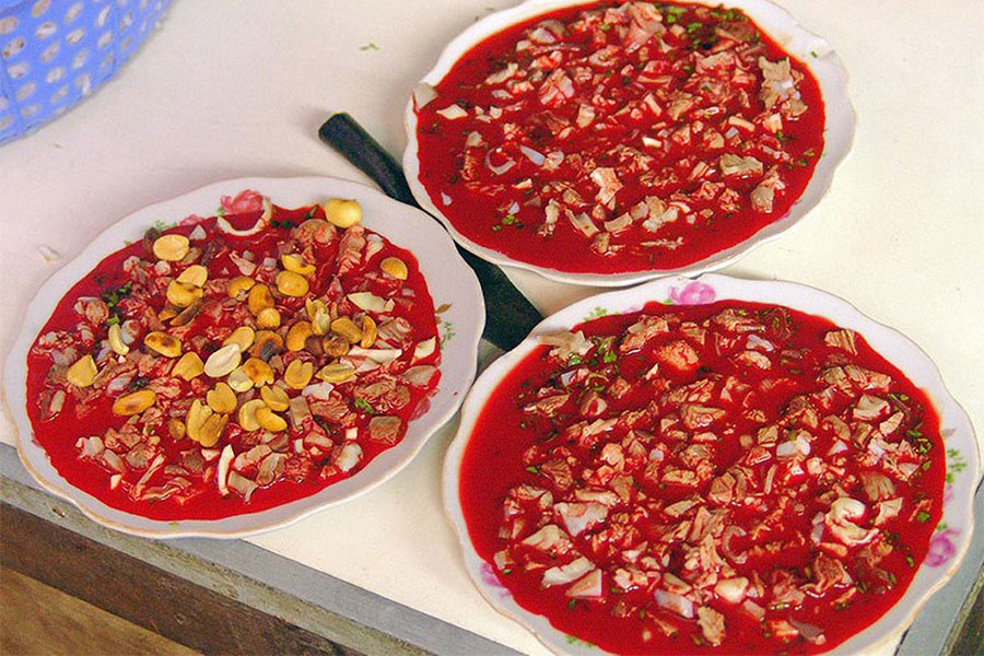 Tiet canh (sang caillé) est l'un des plat bizarres au Vietnam