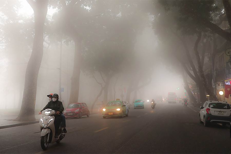 La ville semble plus mystérieuse à cause du brouillard du printemps à Hanoi
