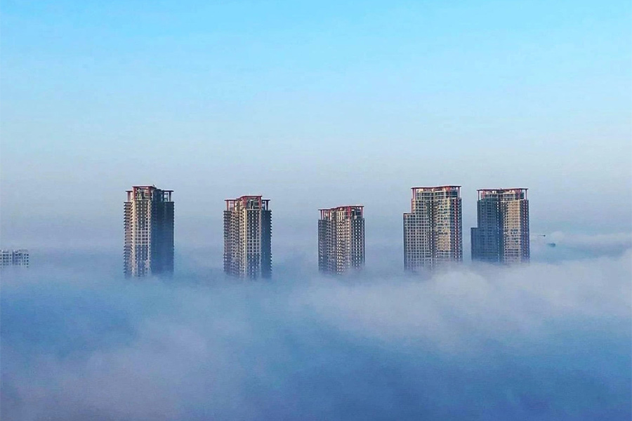 Les gratte-ciels sous le brouillard du printemps à Hanoi