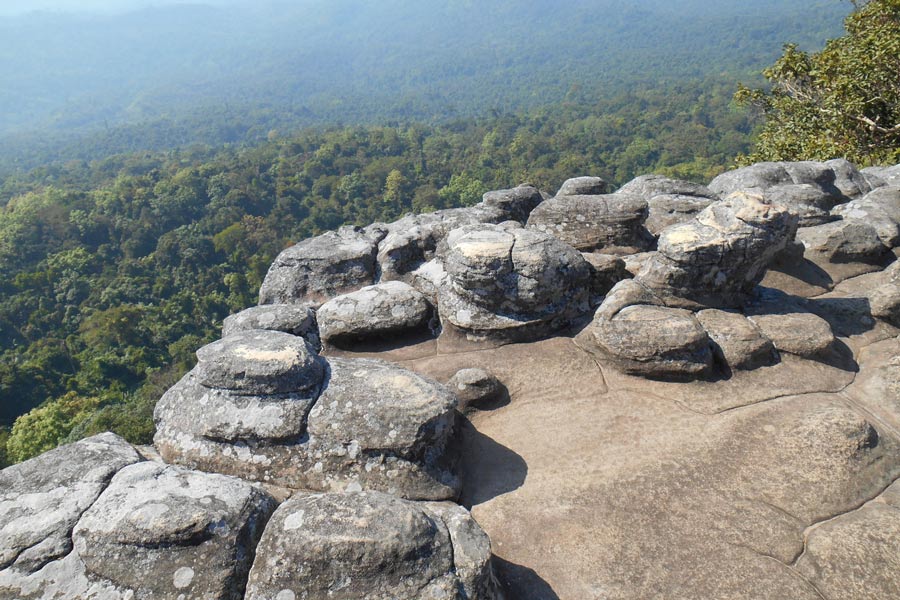 Le parc national de Phu Hin Rong Kla à la province de Phitsanulok