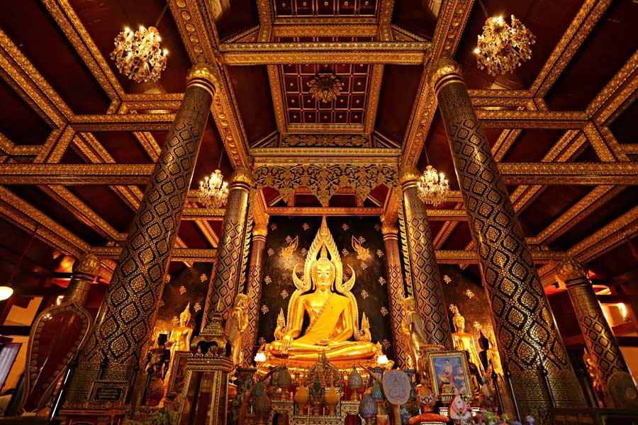 Statue de Phra Bouddha Chinnarat à la province de Phitsanulok