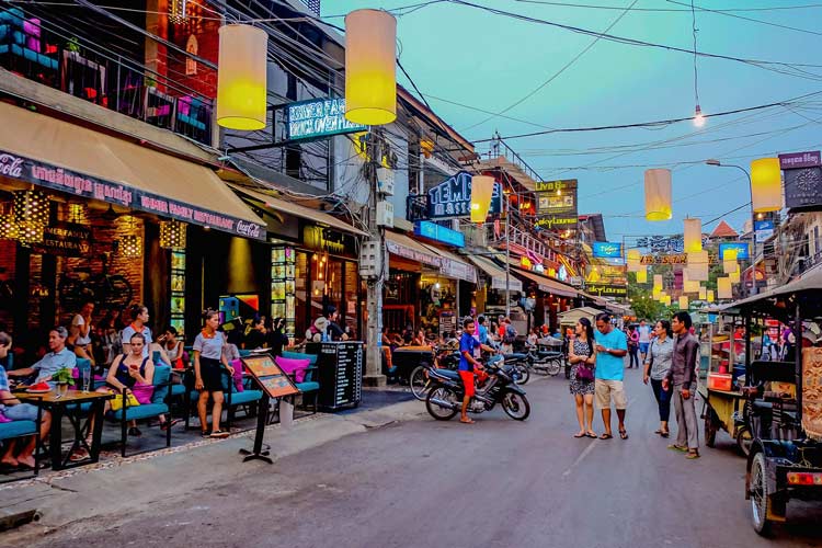 La rue bondée à Pub Street à Siem Reap