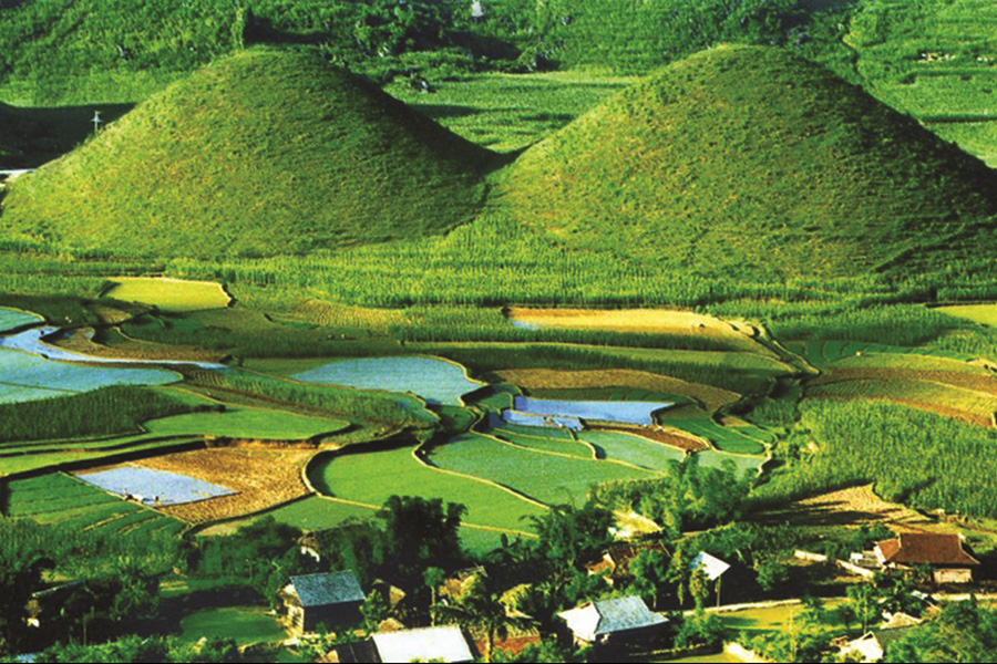 des montagnes jumelles à Quan Ba