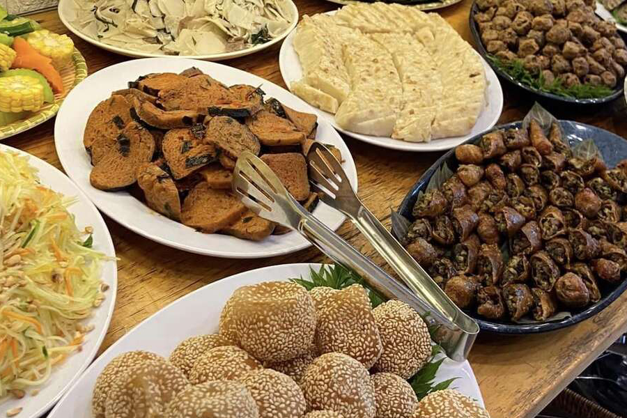 Le buffet végétarien de Lien Huong est un délicieux restaurant végétarien célèbre à Hanoi
