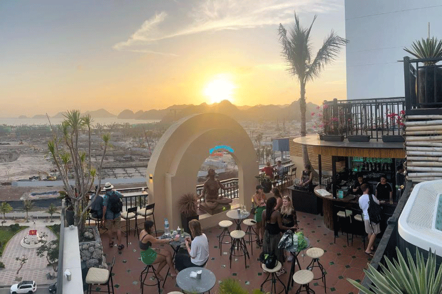Rooftop d’un hôtel à Bai Chay avec coucher de soleil sur la baie