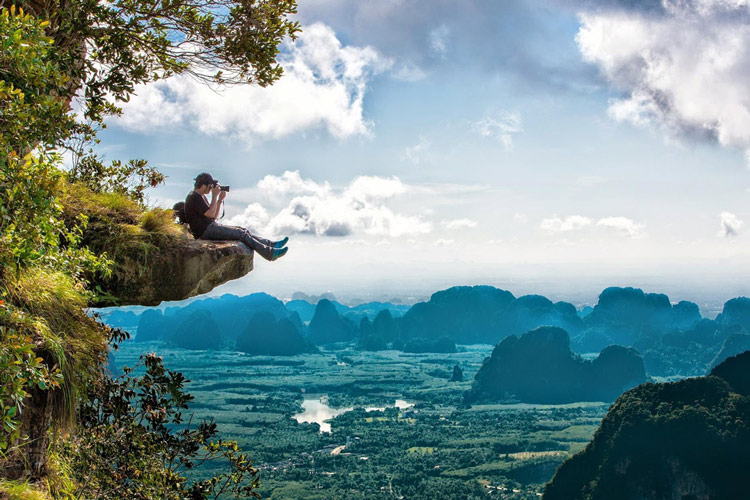 En montant sur le sommet de la montagne à proximité Khao Khanab Nam, vous admirez la majestueuse rivière au dessous de vos pieds