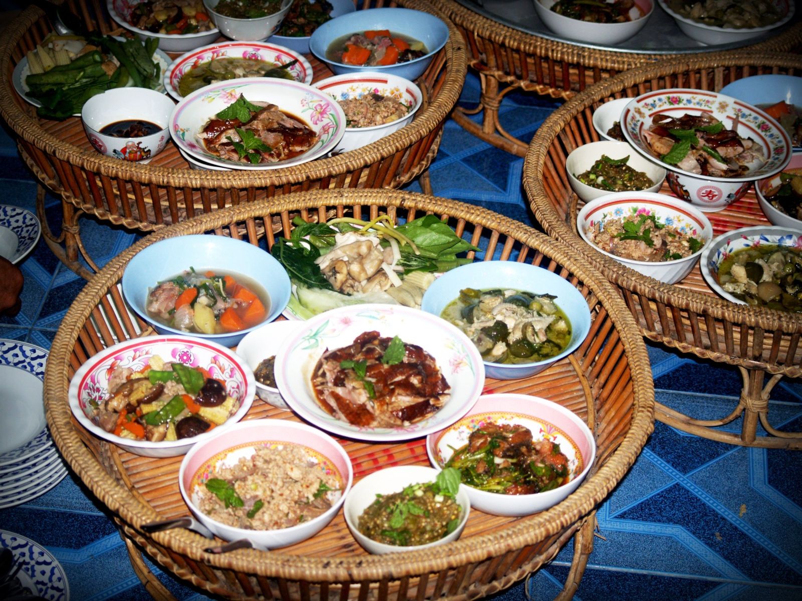 Un repas thaïlandais servi avec plusieurs plats partagés