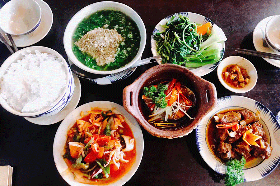repas vietnamien traditionnel à petit prix dans un restaurant local