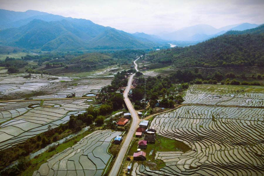 La route qui mène à la ville de Sam Neua 