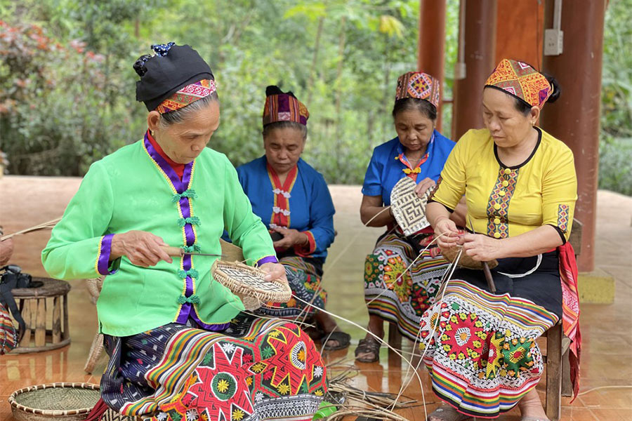 Un atelier des artisanats locaux à Sam Neua