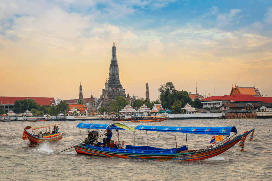 Les long-tail boats sont un moyen idéal de se déplacer à Bangkok en bateau