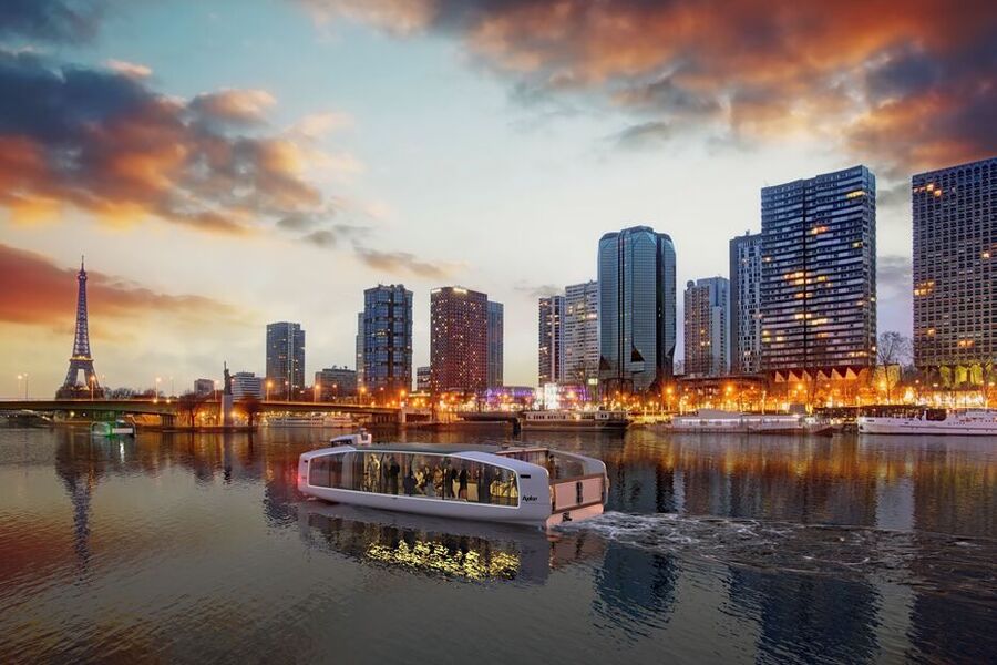 Les navettes fluviales modernes permettent de se déplacer à Bangkok en bateau confortablement