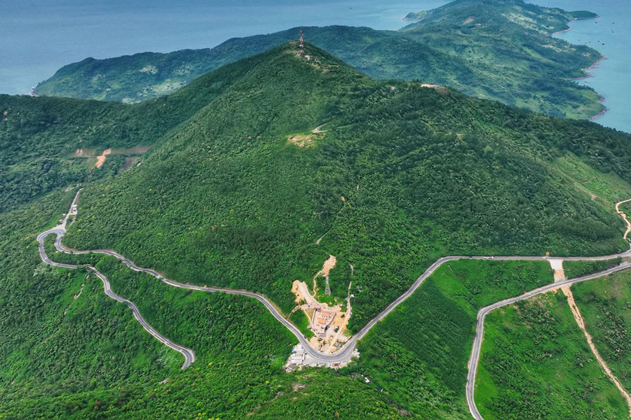 Pour se rendre de Hué à Hội An, traversez le col Hải Vân pour des vues spectaculaires
