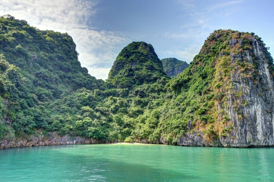 Kayak dans la baie de Lan Ha lors d'un séjour balnéaire Vietnam.