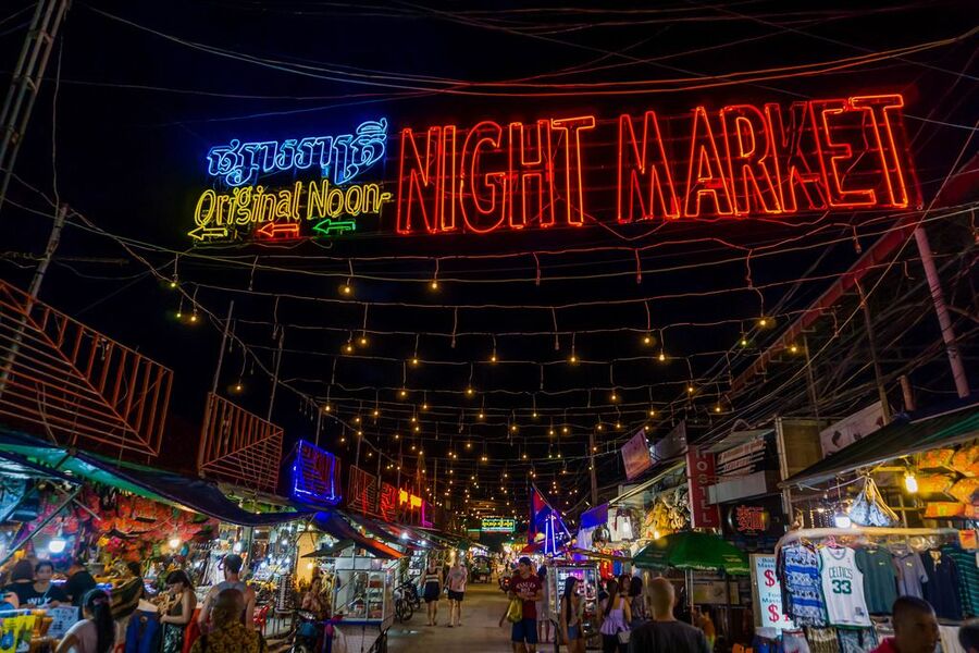  Marché de Nuit est un lieu idéal pour combiner détente, gastronomie et shopping à Phnom Penh lors d’un voyage au Cambodge.