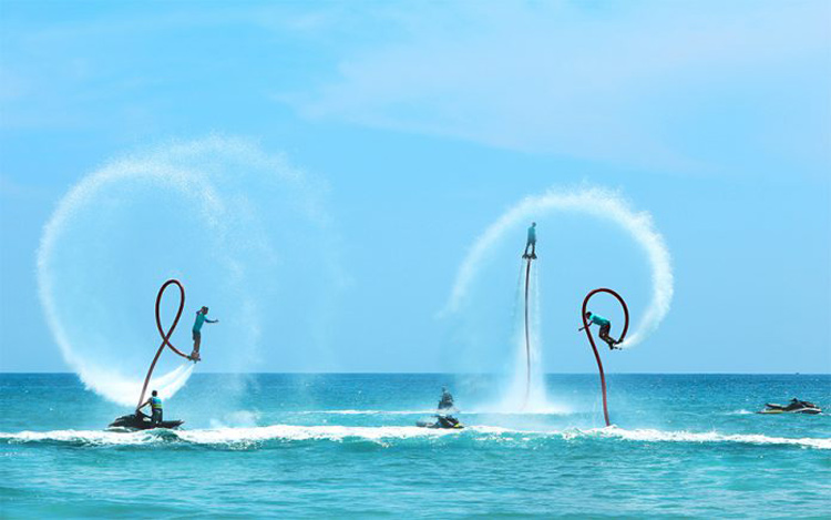 Sky-boarding est un jeu attirant des touristes à la baie de Van Phong
