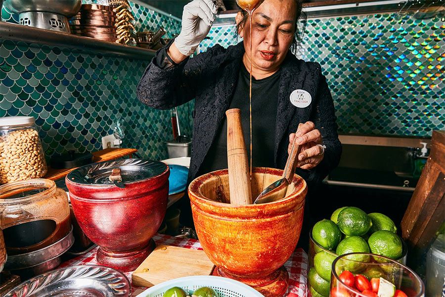 Cuisinière locale fait du Som Tum Thai