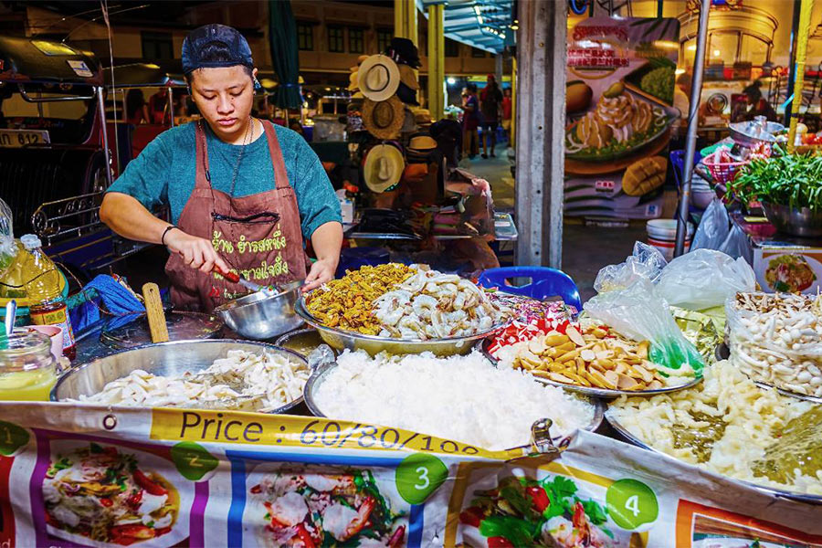 Som Tum dans la rue à Bangkok