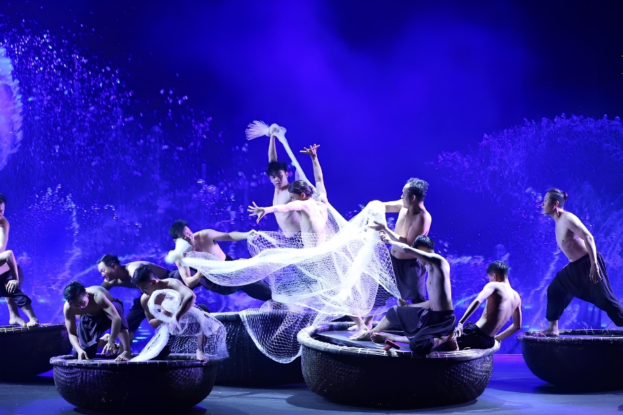 La scène aquatique et les chorégraphies dans Fishermen Show, l'un des spectacles vivants Vietnam captivants.
