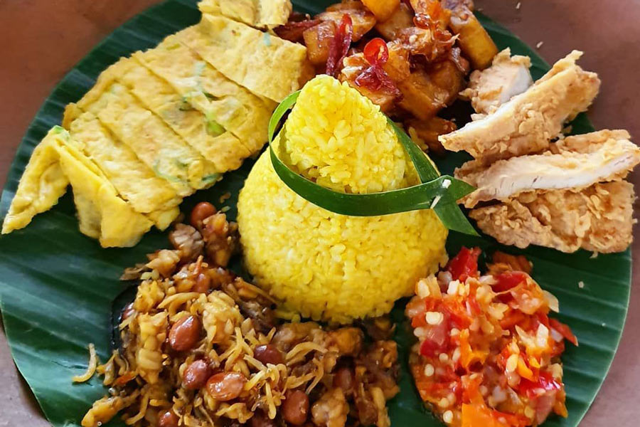 Nasi Kuning de Sulawesi du Sud est célèbre pour sa saveur riche et sa combinaison unique