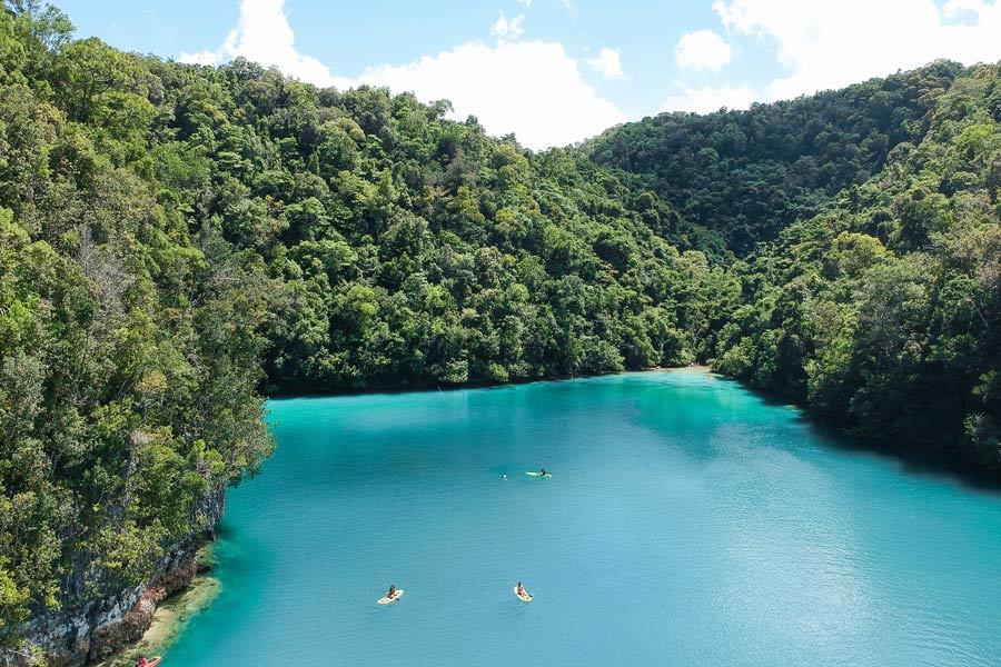 L'eau cristalline au fond du lagon crée l'attrait de ce lagon à Surigao del Norte