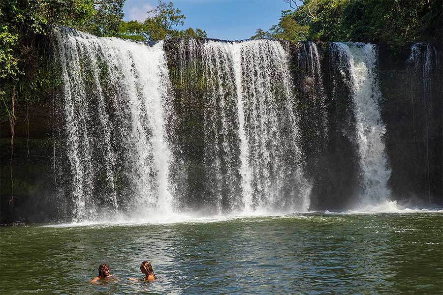 Cascade de Champee à Paksong possède une grande piscine naturelle