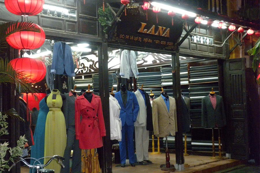 Un boutique fait des vêtements sur mesure à Hoi An