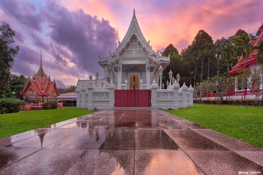 Wat Kathu est un temple à Phuket situé dans un environnement calme et verdoyant, loin des zones touristiques