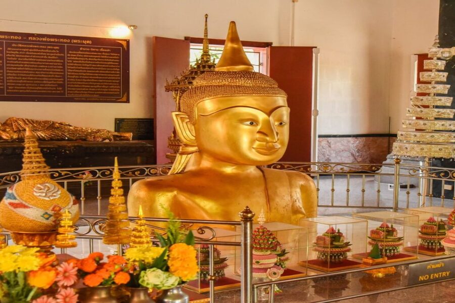 Wat Phra Thong est un temple à Phuket qui intrigue par son atmosphère énigmatique