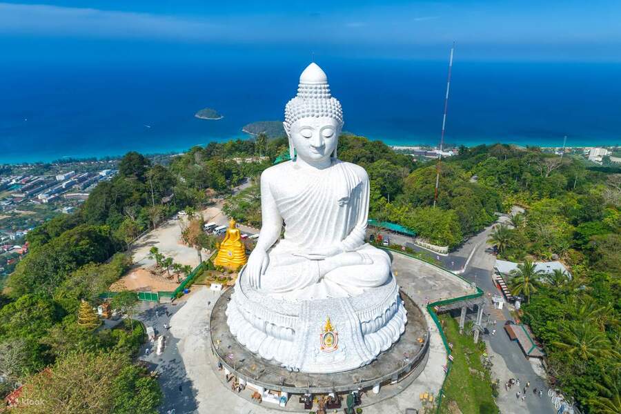 Le Grand Bouddha est un temple à Phuket emblématique
