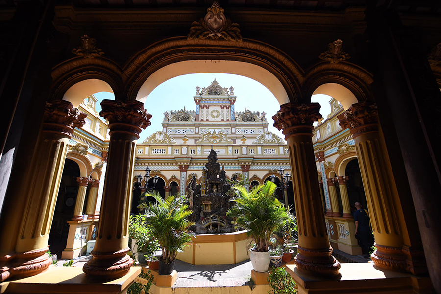 Architecture unique au temple de Vinh Trang