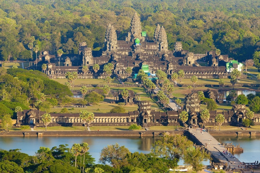 Angkor Wat est un complexe de temples situé au Cambodge et le plus grand monument religieux au monde