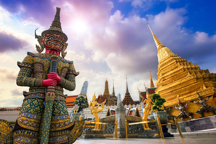 Les tours dorées de Wat Phra Kaew sont les symbols de Bangkok