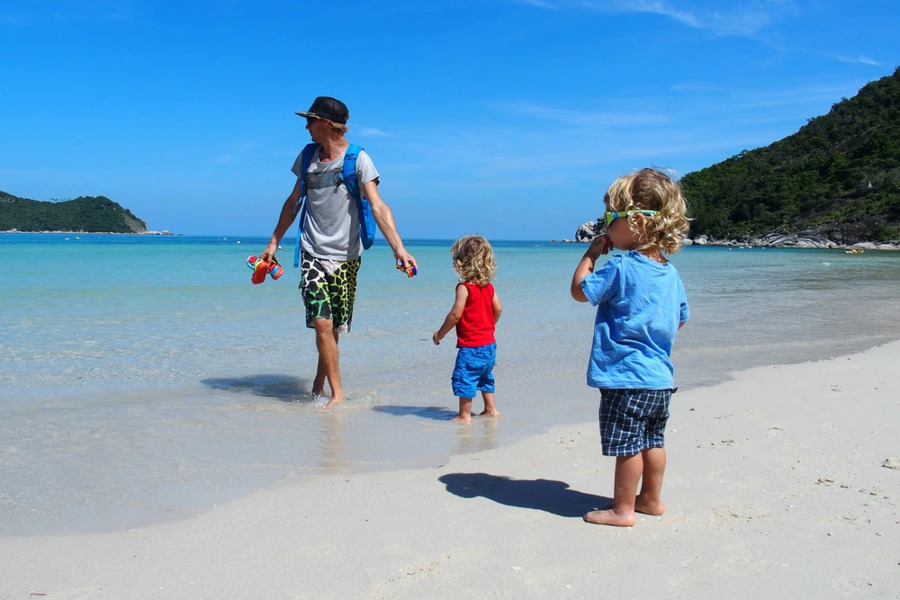 Partir en Thaïlande avec des enfants, c’est allier dépaysement, sécurité et émerveillement pour toute la famille
