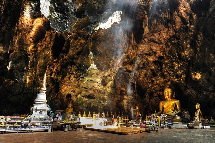 La grotte Tham Khao Luang est un système de grottes naturelles situé sous la chaîne de montagnes Khao Luang