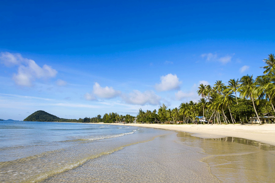Plage peu connue offrant une expérience locale à Chumphon en mai
