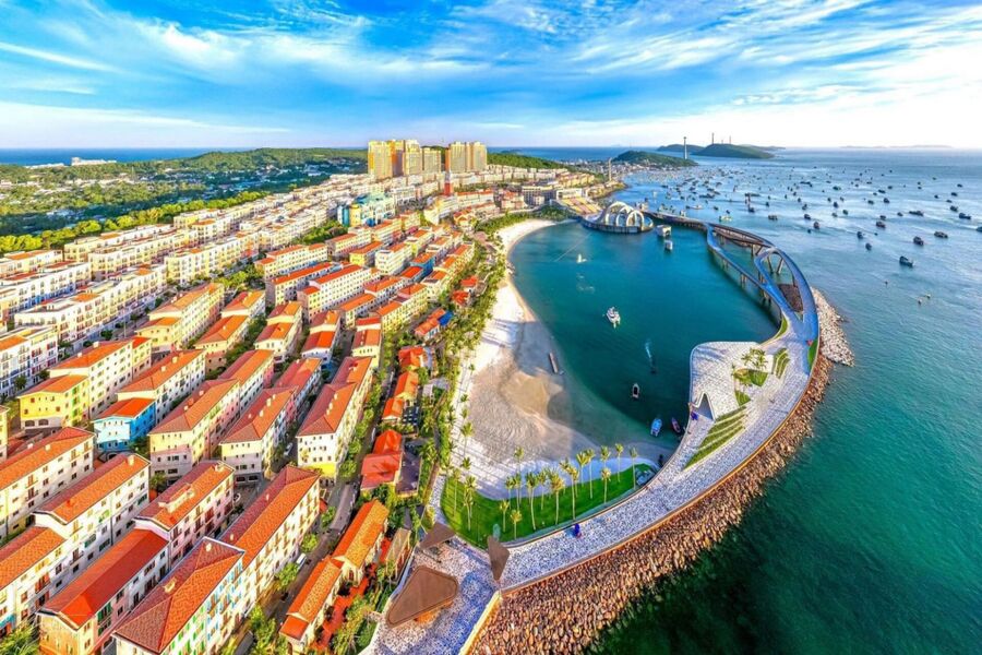 Vue de Hoang Hon, site touristique iconique de Phu Quoc mêlant architecture méditerranéenne et paysages marins