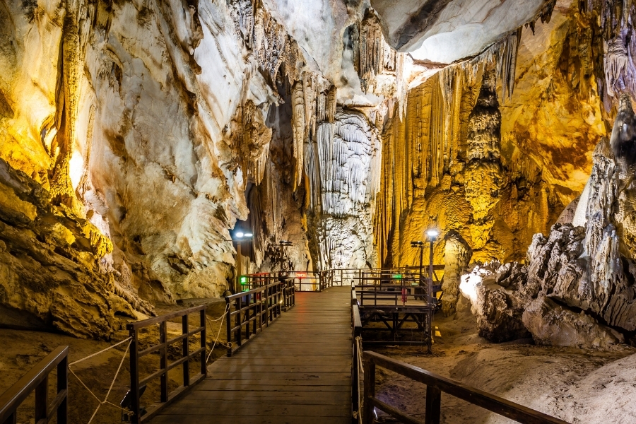 stalactites spectaculaires dans la grotte du paradis quang binh