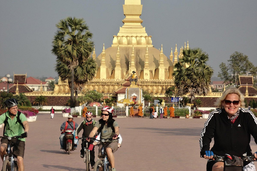Faire du vélo à travers les sites emblématiques du Laos est également une expérience des plus intéressantes